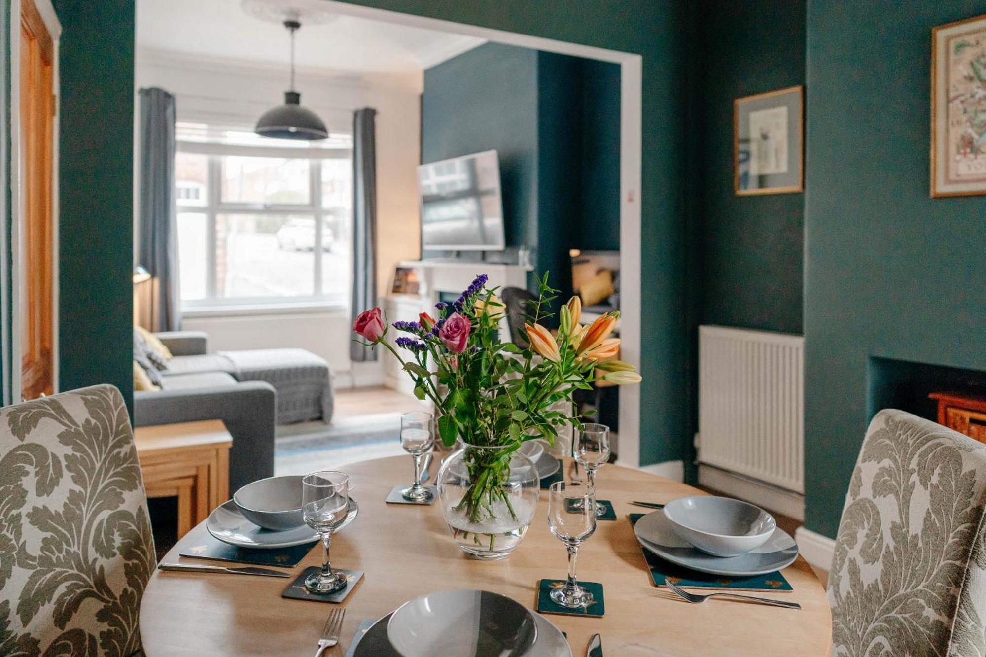 Charming Terrace Steps From City Walls And River - York, York
